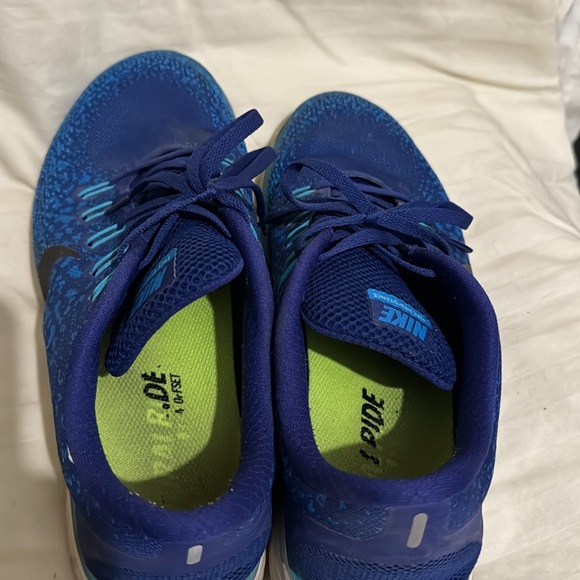 I’m selling the size 10 blue Nike shoes, they are used, but still good quality - Picture 3 of 4